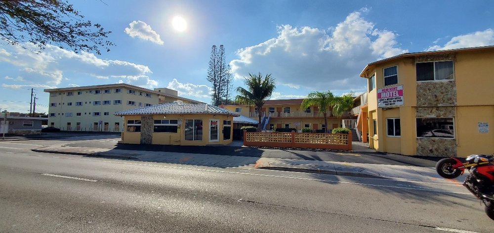 Tip 10 Restaurants near New Kent Motel in Hollywood
