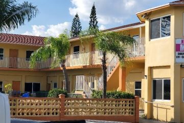 Tip 10 Restaurants near New Kent Motel in Hollywood