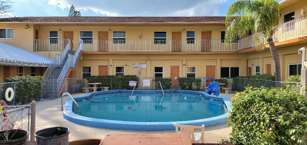 Couple friendly motel rooms Hollywood